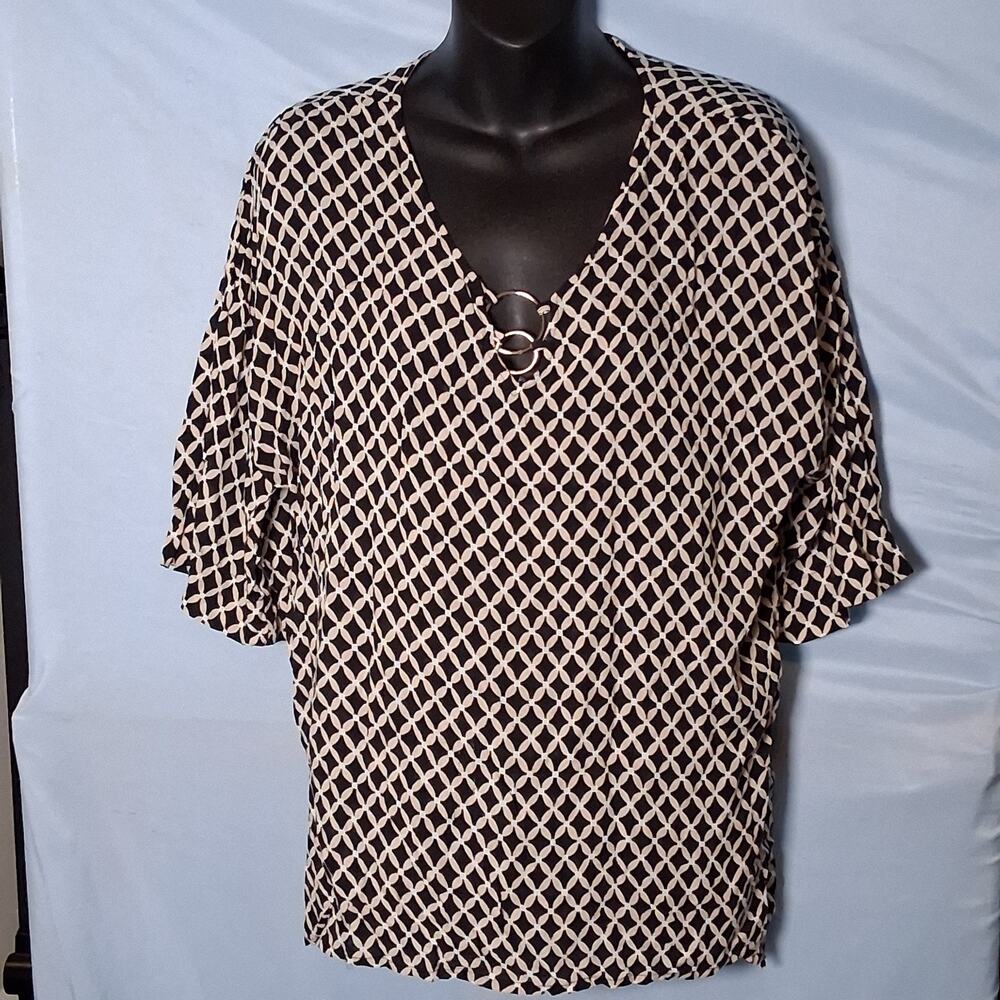 Women's Black & White Geometric Print V-Neck Ring Detail Blouse
